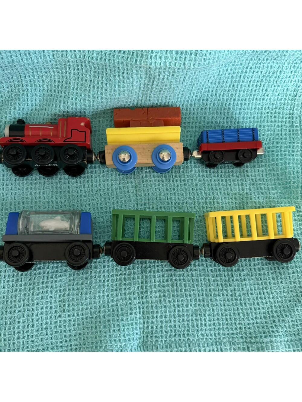 Thomas and Friends Magnetic 6 Assorted Rail Cars including James the Red Engine - Picture 4 of 4